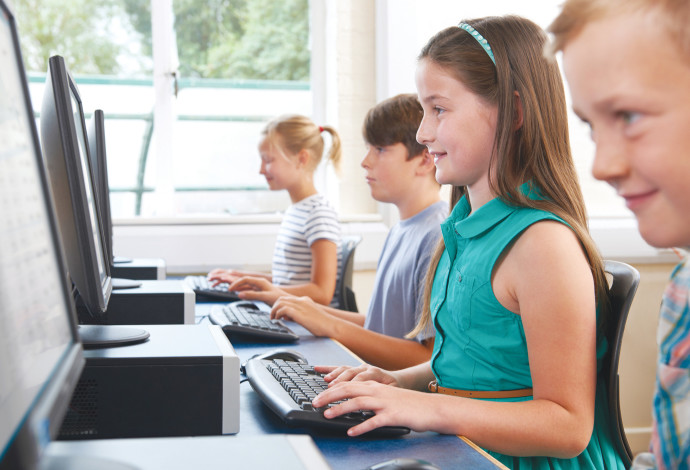 ילדים יושבים מול מחשב, אילוסטרציה (למצולמים אין קשר לנאמר בכתבה) (צילום:  אינג אימג')