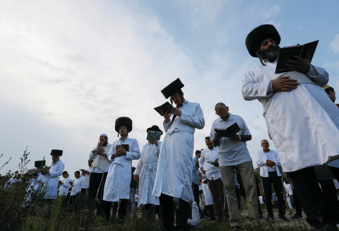 המונים פוקדים את קברו של רבי נחמן  (צילום:  רויטרס)