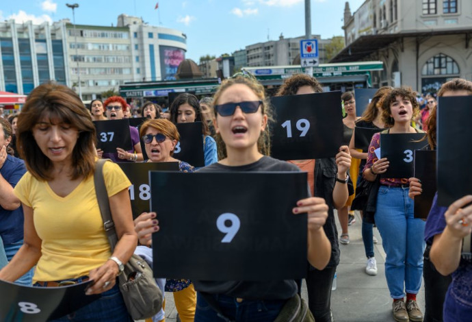 נשים מפגינות באיסטנבול (צילום:  AFP)