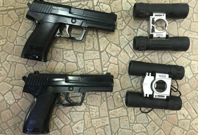 אקדחים ומשקפות שנמצאו ברשות הצעיר מתל שבע (צילום:  דוברות המשטרה)