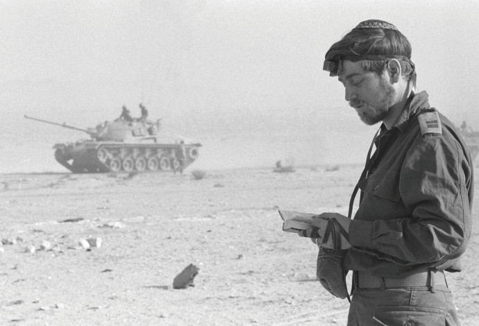 חייל מתפלל בימי מלחמת יום הכיפורים, ארכיון (למצולם אין קשר לנאמר בכתבה) (צילום:  ארכיון צה"ל במשרד הביטחון)