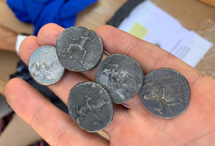 המטבעות העתיקים שנתפסו בכרם שלום (צילום:  דוברות משרד הביטחון)