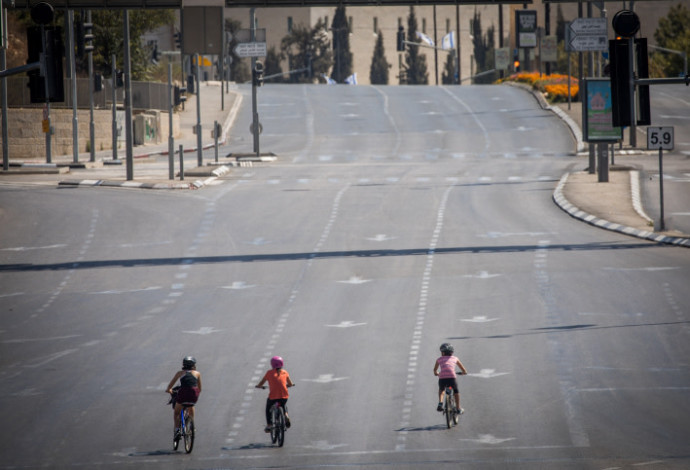 רכיבה על אופניים ביום כיפור בירושלים (צילום:  יונתן זינדל, פלאש 90)
