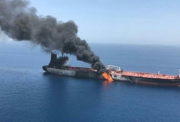 מכלית נפט איראנית שנפגעה מטיל בים האדום (צילום:  צילום מסך)