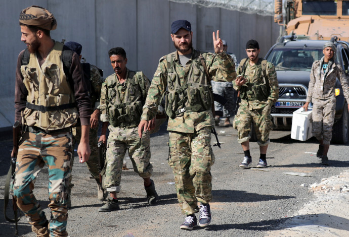 מורד סורי וחיילים טורקים בכפר יאביסה (צילום:  רויטרס)