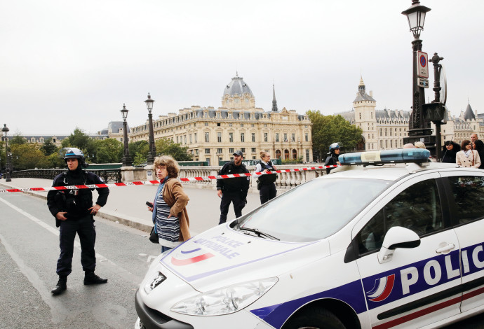 זירת הפיגוע במשטרת פריז (צילום:  רויטרס)