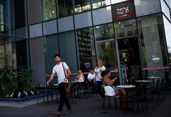 סניף של ארומה תל אביב, אילוסטרציה (למקום ולמצולמים אין קשר לנאמר בכתבה) (צילום:  מרים אלסטר, פלאש 90)