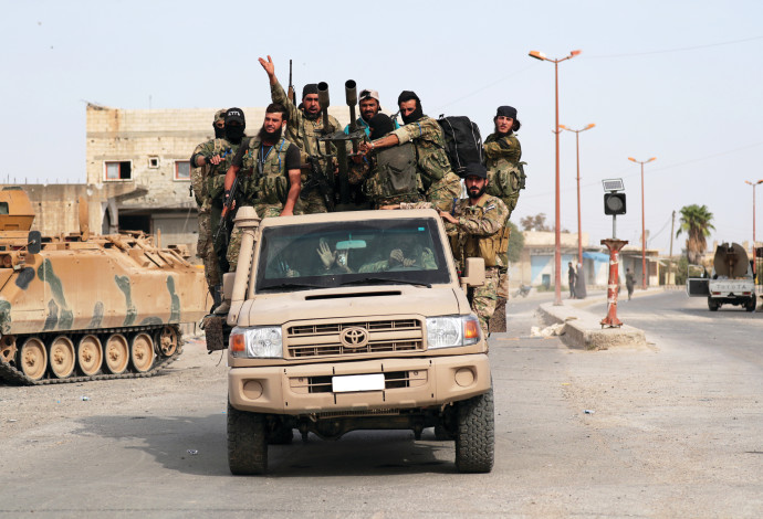 תומכי צבא טורקיה פועלים בסוריה (צילום:  רויטרס)