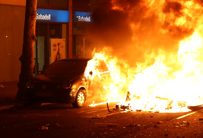 רכב שהועלה באש בהפגנות בקטלוניה (צילום:  REUTERS/Jon Nazca)