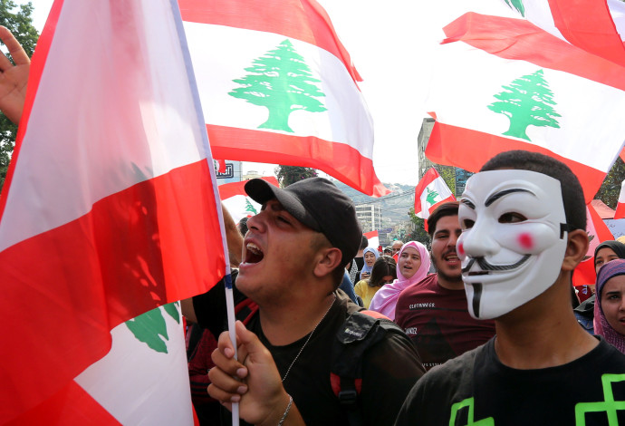 מפגינים נגד הממשל בלבנון (צילום:  רויטרס)