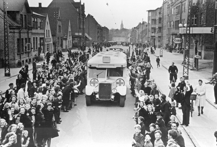 האוטובוסים הלבנים עוברים בדנמרק, בדרכם לשוודיה, אפריל 1945 (צילום:  National Museum of Denmark)