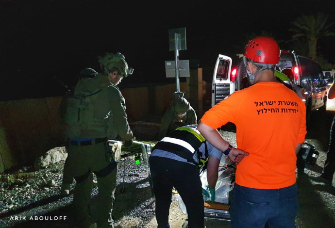 חילוץ המטיילים במדבר יהודה (צילום:  דוברות המשטרה)