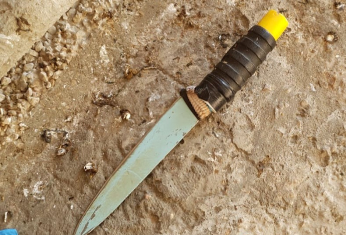 הסכין שנתפסה על המחבלת  (צילום:  דוברות המשטרה)