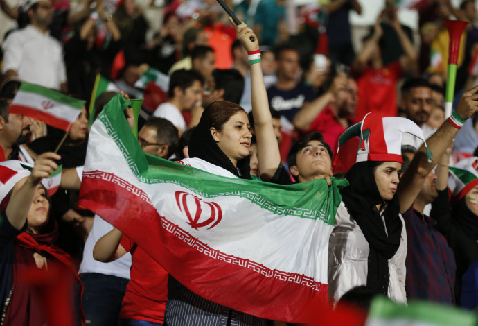 נשים איראניות מעודדות במשחק כדורגל, אילוסטרציה (למצולמות אין קשר לנאמר בכתבה) (צילום:  ATTA KENARE/AFP/Getty Images)