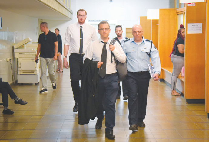 נציגי המשטרה בדרך לדיון בבית המשפט בנושא הטלפונים של יועצי נתניהו (צילום:  אבשלום ששוני)