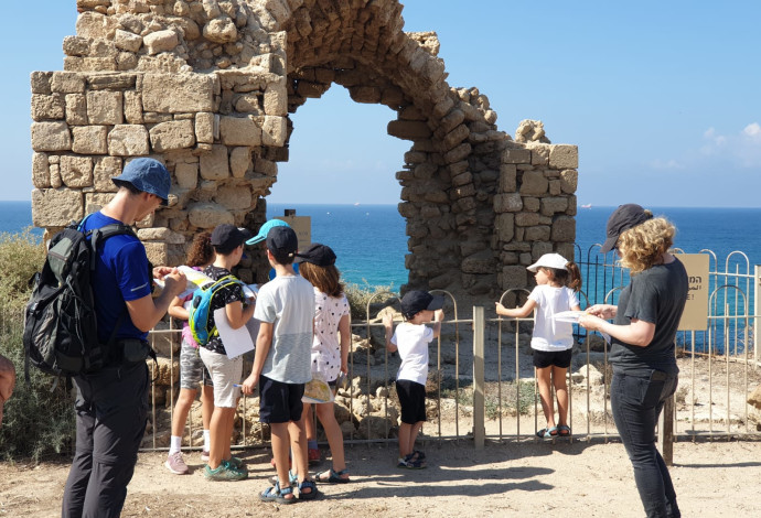 מטיילים בפעילות ניווט בגן הלאומי תל אשקלון (צילום:  לודמילה מטבייב, רשות הטבע והגנים)