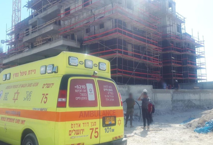 תאונה באתר בנייה  (צילום:  שמעון בוחבוט דובר מד"א)