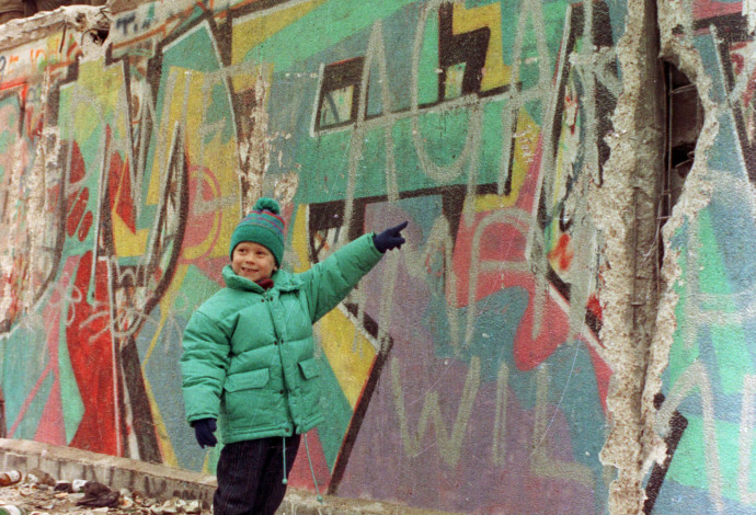 נפילת חומת ברלין (צילום:  רויטרס)