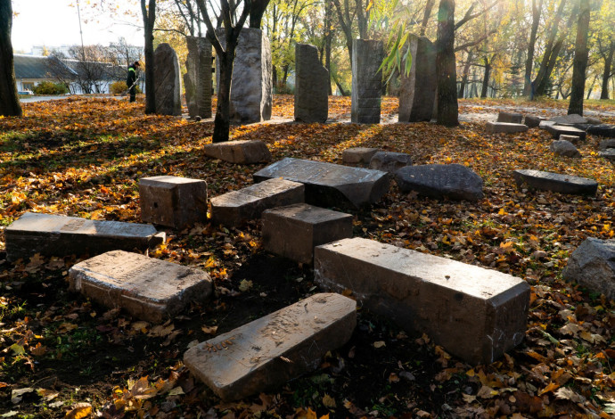 בית הקברות יהודי מחולל (צילום:  רויטרס)