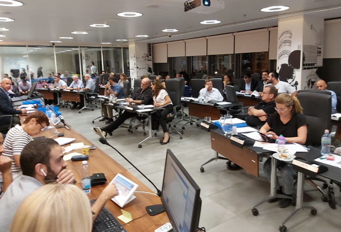 מועצת עיריית תל אביב בהצבעה בעניין תחבורה ציבורית בשבת (צילום:  משה כהן)