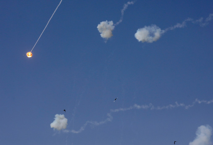יירוט טיל של כיפת ברזל (צילום:  MENAHEM KAHANA/AFP)