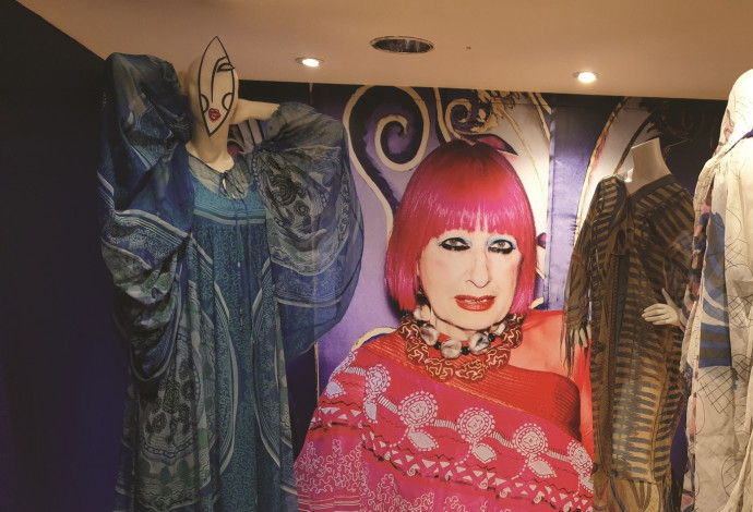דיוקן של זנדרה רודס (צילום:  Fashion and Textile Museum)