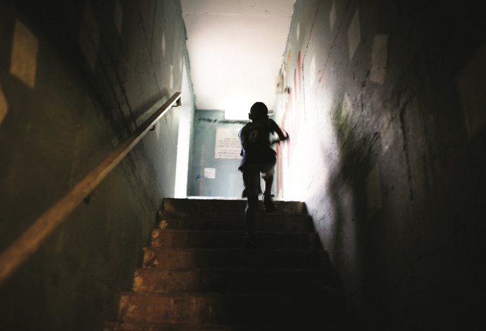 ילד במקלט (צילום:  רויטרס)