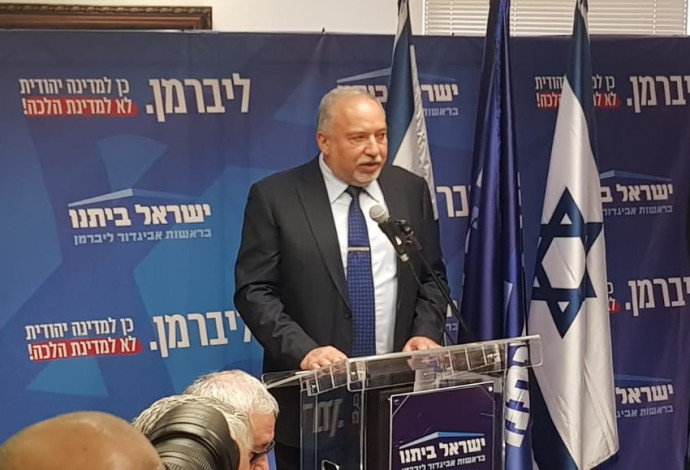 ליברמן בישיבת הסיעה (צילום:  אנה ברסקי)