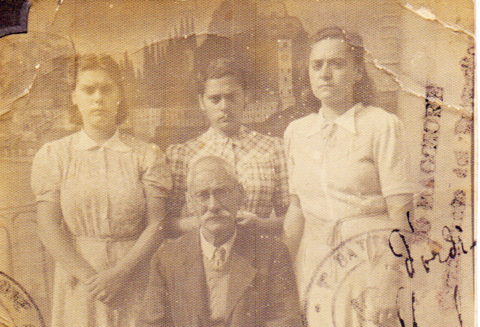 סאוואס ושלוש בנותיו (צילום:  MyHeritage)