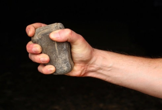 זריקת אבן (צילום:  שאטרסטוק)