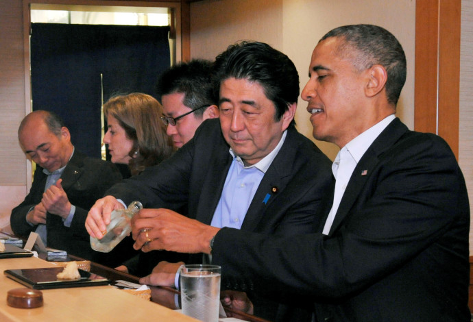 ברק אובמה ושינזו אבה אוכלים ב-Sukiyabashi Jiro Honten (צילום:  רויטרס)