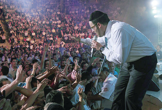 יעקב שוואקי הופעה בקיסריה (צילום:  ישראל ברדוגו)