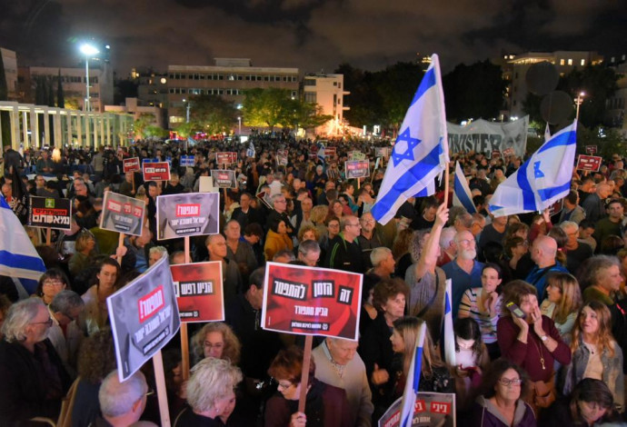 הפגנה נגד בנימין נתניהו בתל אביב (צילום:  אבשלום ששוני)