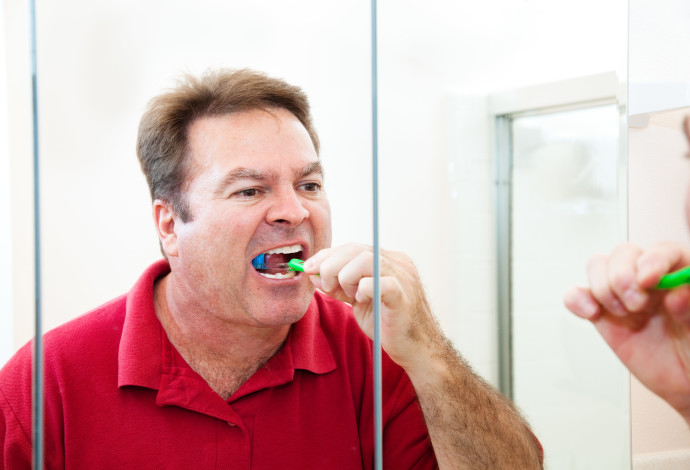 צחצוח שיניים (צילום:  ingimage ASAP)
