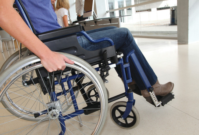 חולה בכיסא גלגלים (צילום:  אינג אימג')