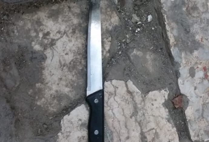 סכין במערת המכפלה (צילום:  דוברות המשטרה)