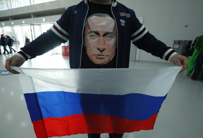 אוהד מניף את דגל רוסיה באולימפיאדת החורף (צילום:  רויטרס)