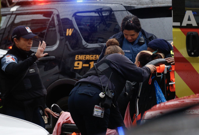 פינוי פצועים מאזור האירוע בניו ג'רזי (צילום:  KENA BETANCUR/GETTI IMAGES)