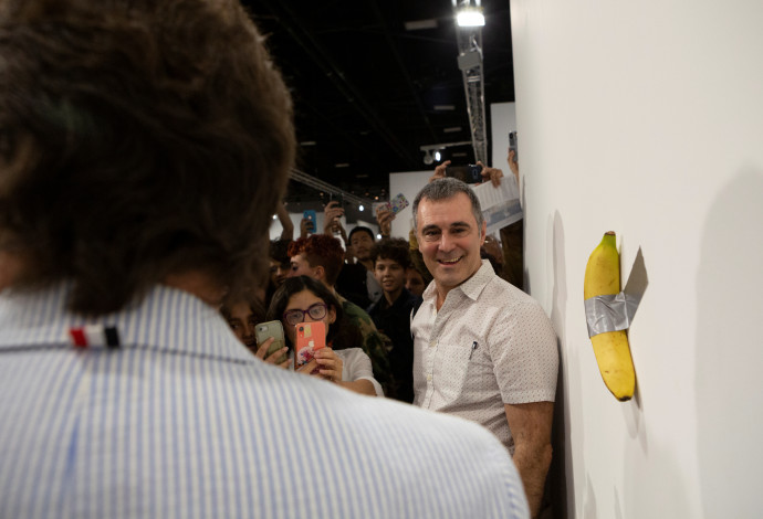 הבננה של מאוריציו קטלן (צילום:  רויטרס)