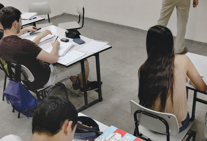 תלמידים יושבים בכיתה, אילוסטרציה (למצולמים אין קשר לנאמר בכתבה) (צילום:  פלאש 90)