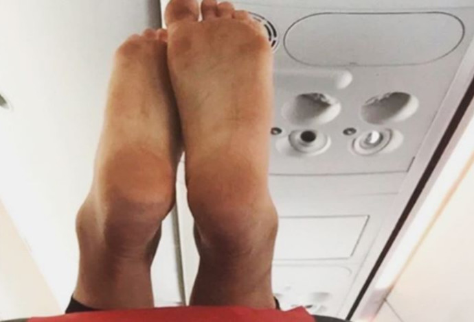 רגליים בטיסה (צילום:  אינסטגרם)