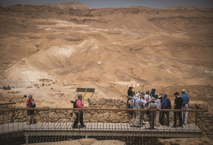 מטיילים במצדה (צילום:  יונתן זינדל, פלאש 90)