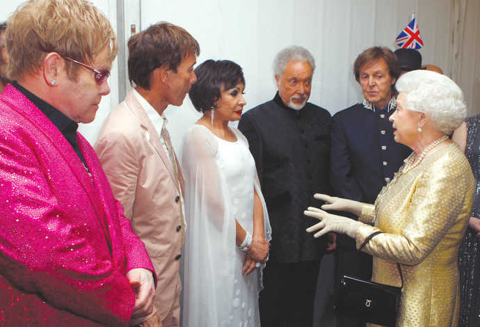 המלכה אליזבת פוגשת את הזמרים אלטון ג'ון, קליף ריצ'רד, שירלי בססי, טום ג'ונס ופול מקרטני מאחורי הקלעים בdiamond jubilee. (צילום:  רויטרס)