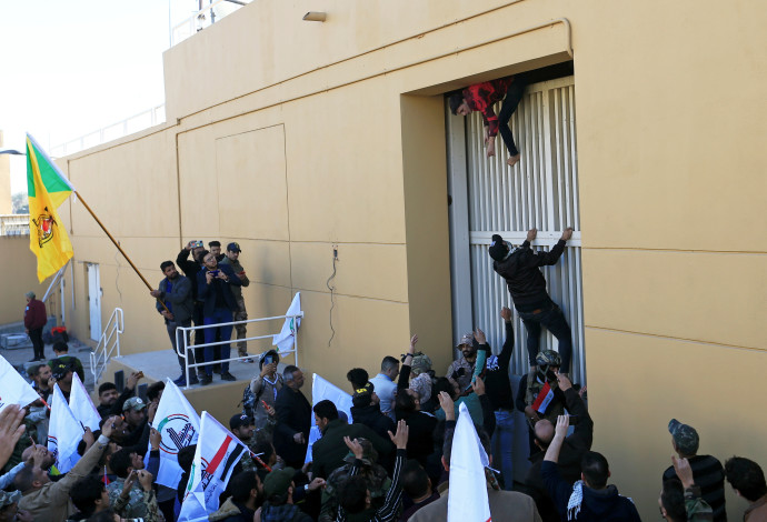 מפגינים בשגרירות ארה"ב בבגדד (צילום:  REUTERS/Thaier al-Sudani)