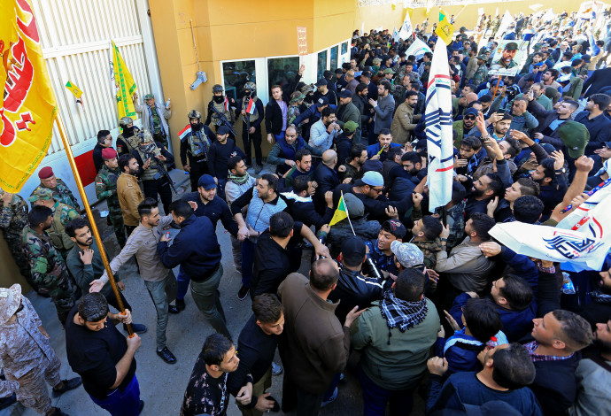 מפגינים בשגרירות ארה"ב בבגדד (צילום:  REUTERS/Thaier al-Sudani)