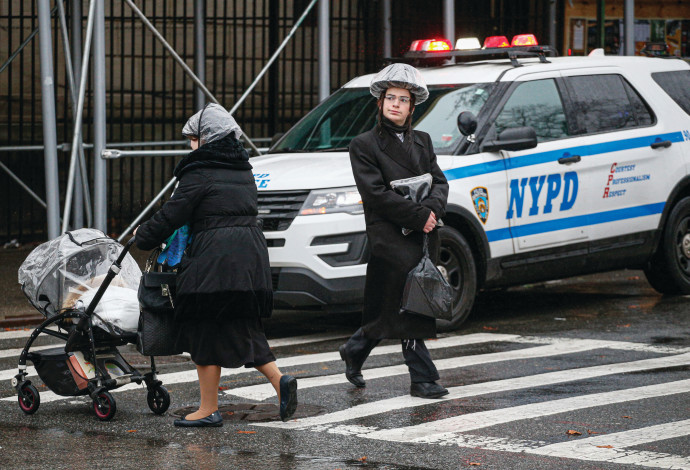 אבטחה בשכונות יהודיות בניו יורק (צילום:  KENA BETANCUR/GETTI IMAGES)