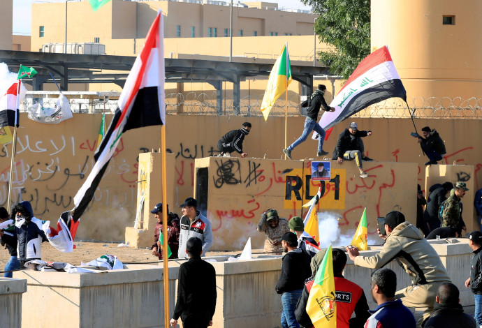 הפגנה מול שגרירות ארצות הברית בבגדד (צילום:  רויטרס)
