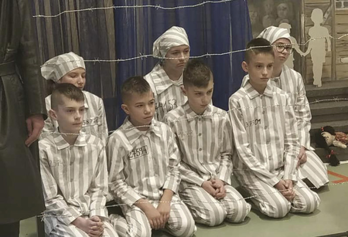 ההצגה על השואה בבית הספר הפולני (צילום:  צילום מסך פייסבוק)
