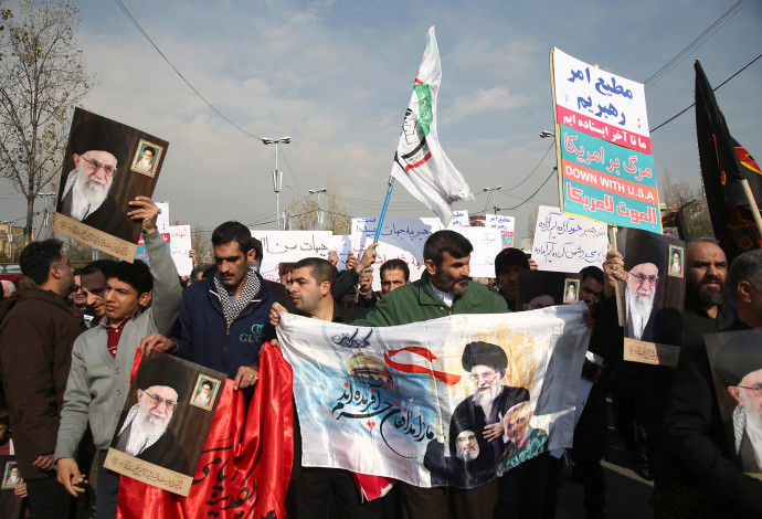 מפגינים באיראן לאחר חיסול קאסם סולימאני (צילום:  רויטרס)