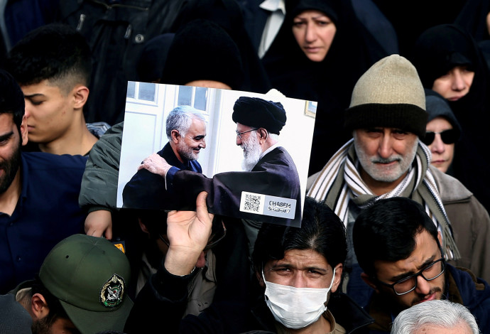 מפגינה איראנית מתאבלת על מותו של סולימאני  (צילום:  רויטרס)